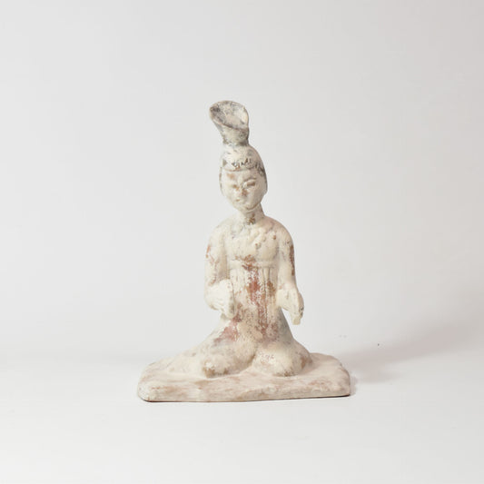 Musicienne assise aux cymbales