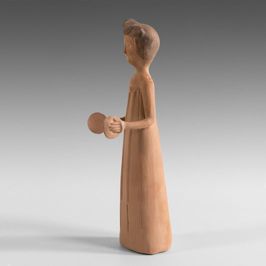 Musicienne debout aux cymbales