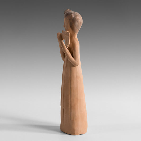 Musicienne debout à la flûte de pan asymétrique