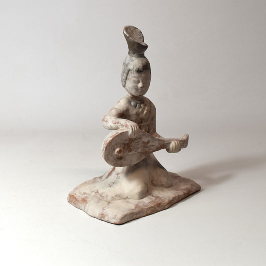 Musicienne assise au luth