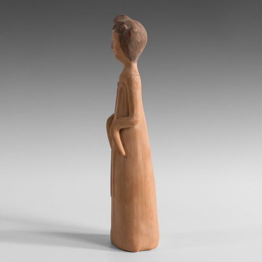 Musicienne debout aux manches