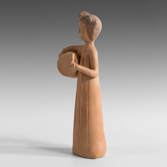 Musicienne debout au tambour