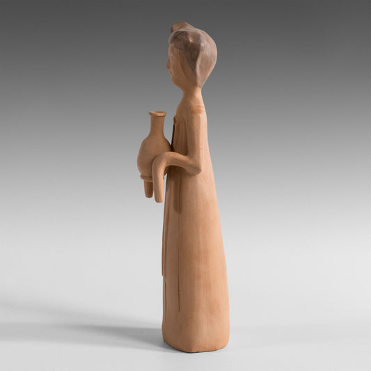 Musicienne debout au vase