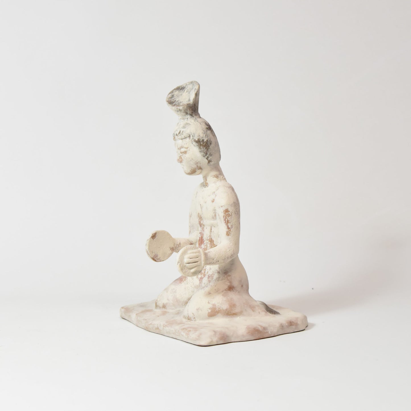 Musicienne assise aux cymbales