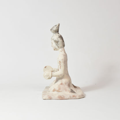 Musicienne assise aux cymbales