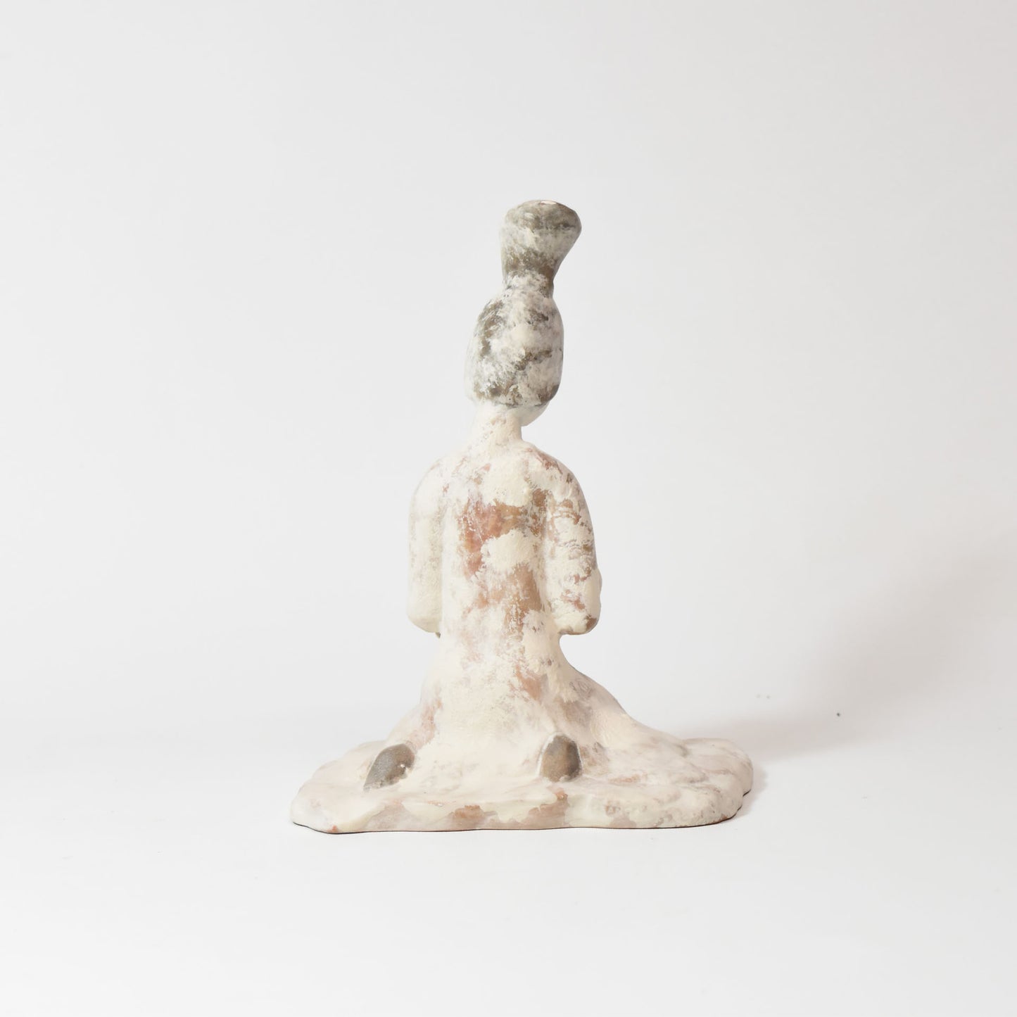 Musicienne assise aux cymbales