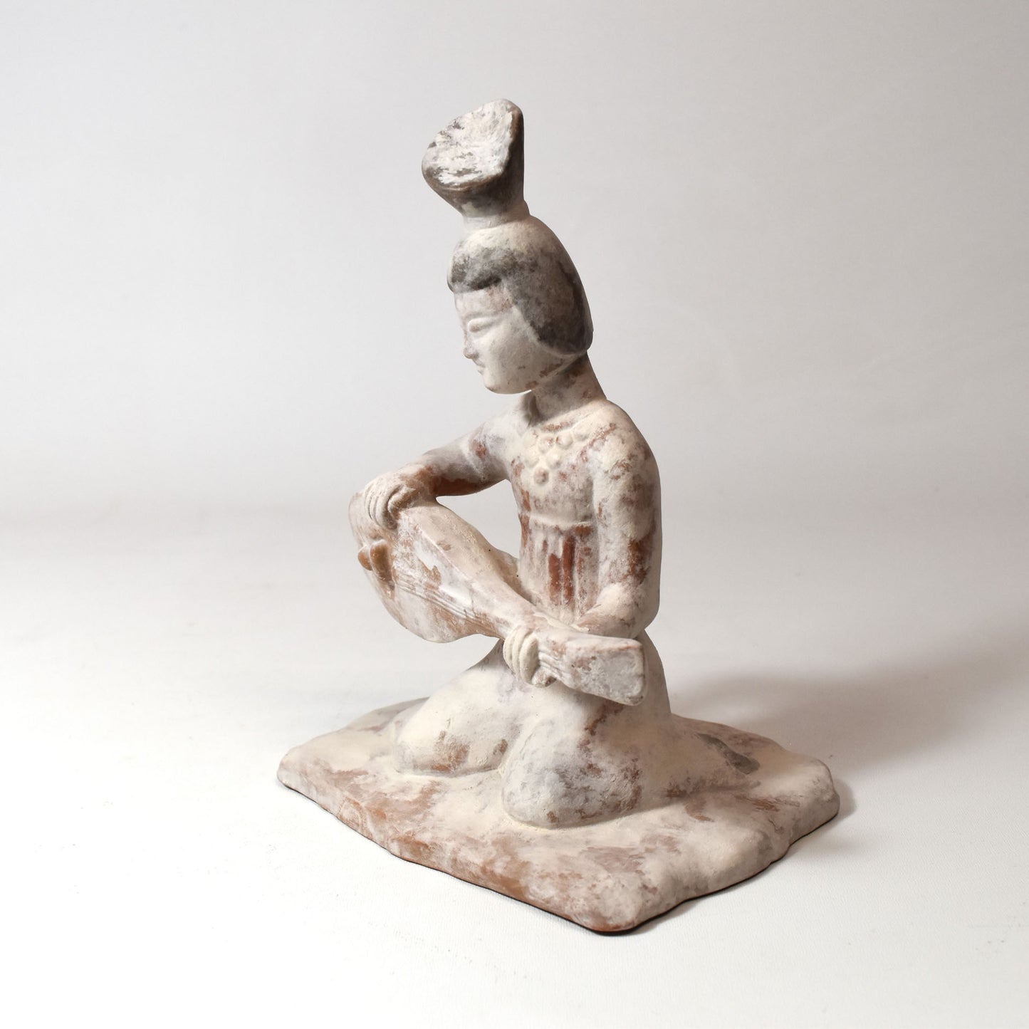 Musicienne assise au luth