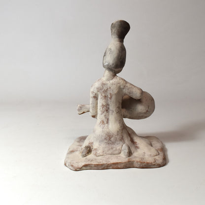 Musicienne assise au luth
