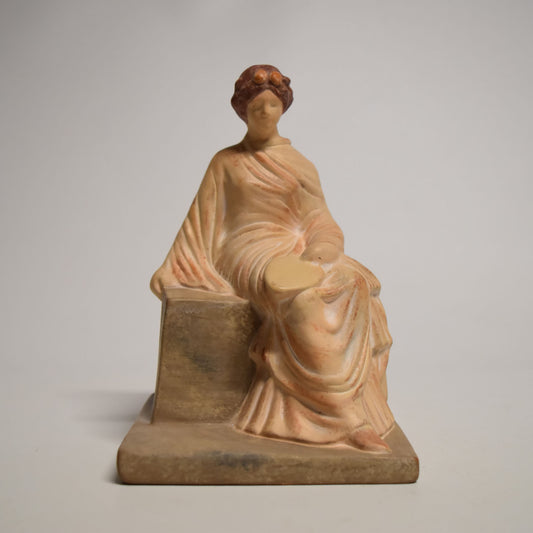 Tanagra assise