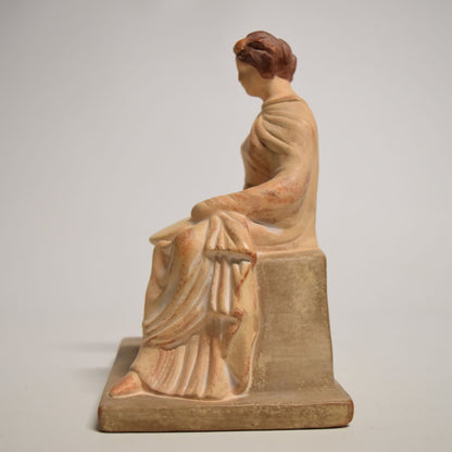 Tanagra assise