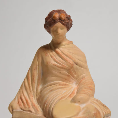 Tanagra assise