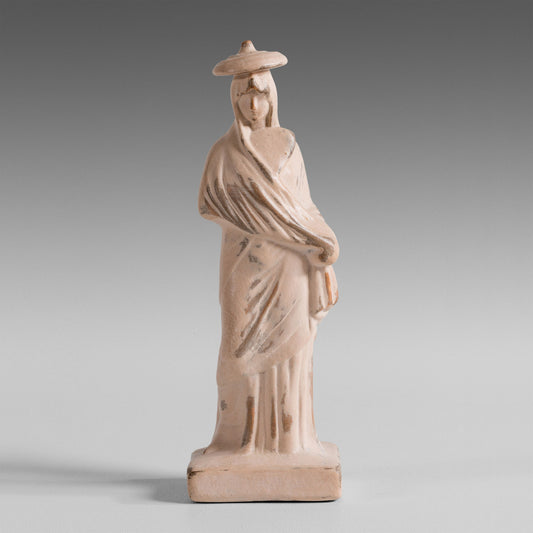 Tanagra au chapeau