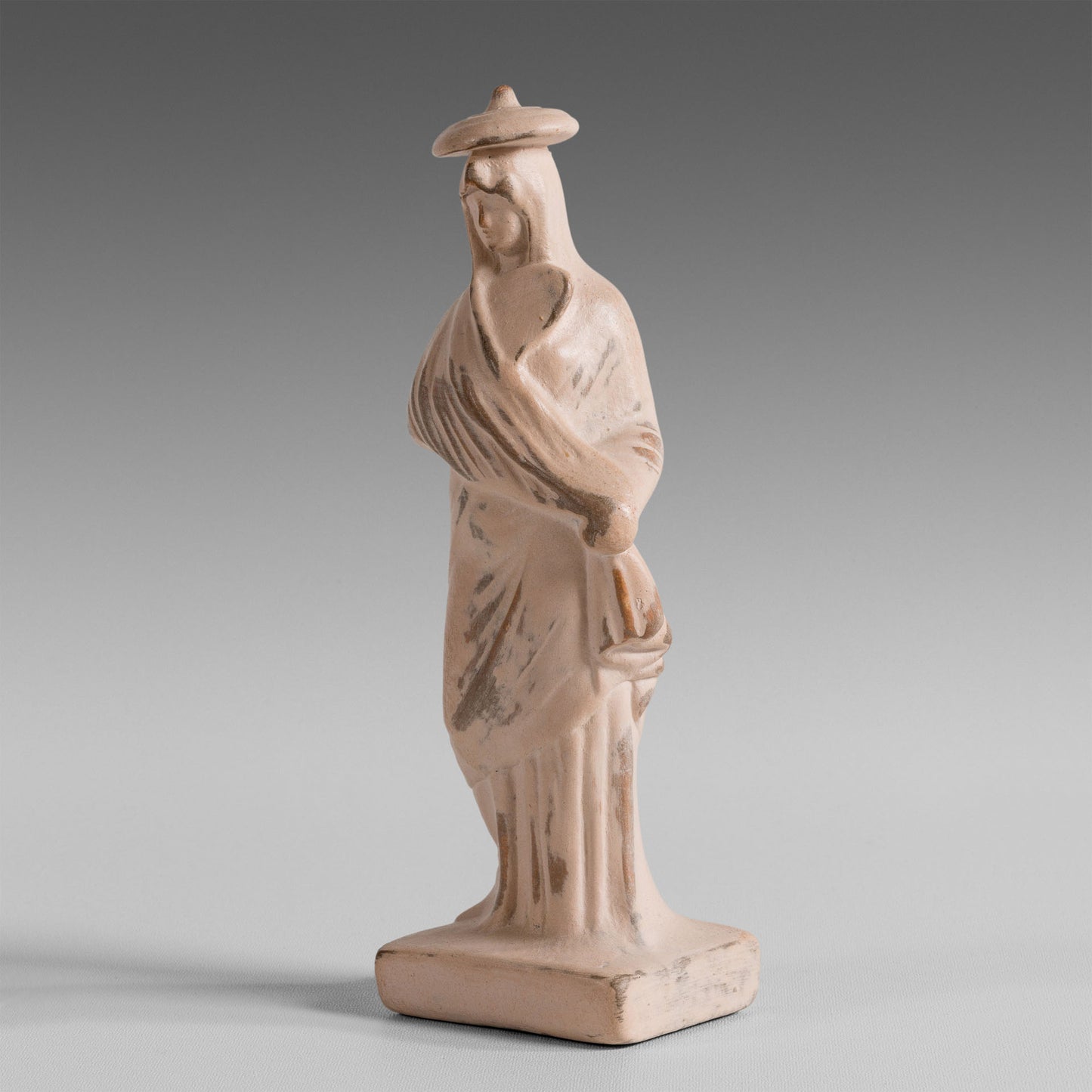 Tanagra au chapeau