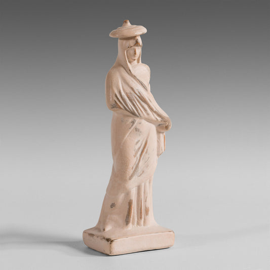 Tanagra au chapeau