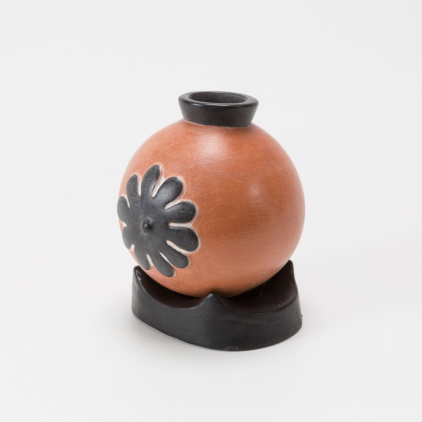 Vase boule fleurs noires